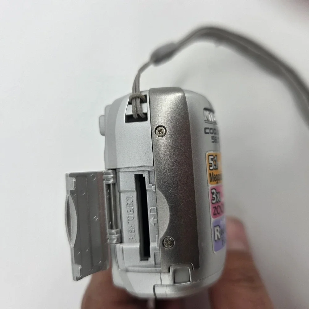 Nikon Coolpix 5600 5.1MP Digital Camera Silver 3x Optical Zoom WORKS